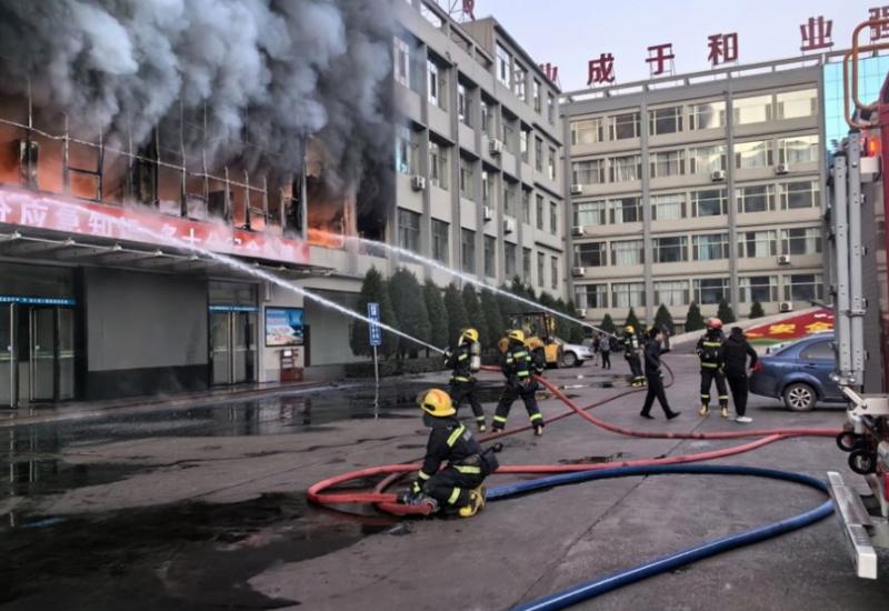 Šesnaest poginulih u požaru robne kuće